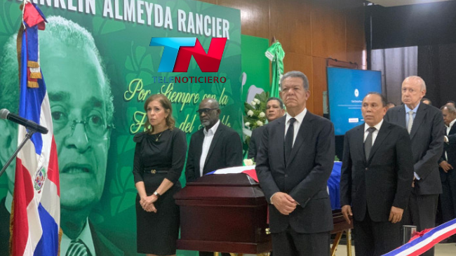 Familiares, políticos y catedráticos dan último adiós a Franklin Almeyda con guardias de honor