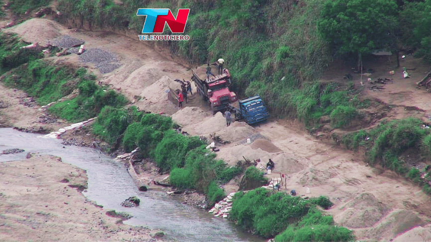 Extracción ilegal de arena por haitianos en el río Masacre