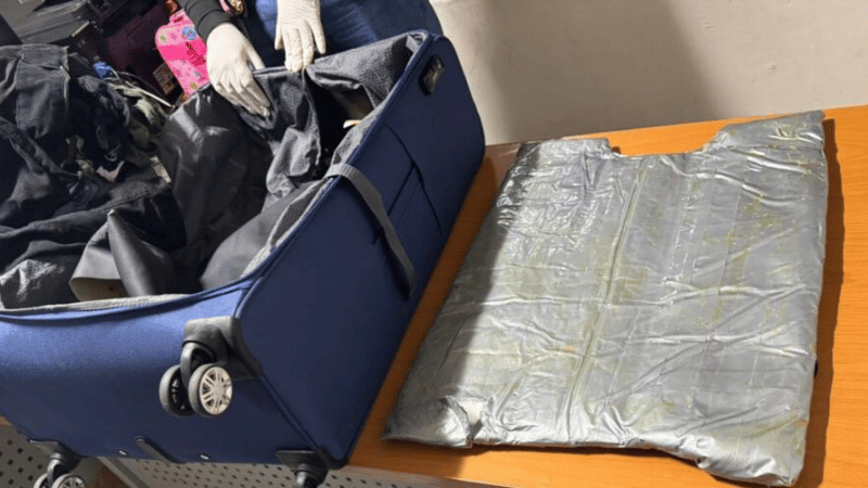 Tres Extranjeros Detenidos en el AILA con Más de Ocho Kilogramos de Presunta Cocaína