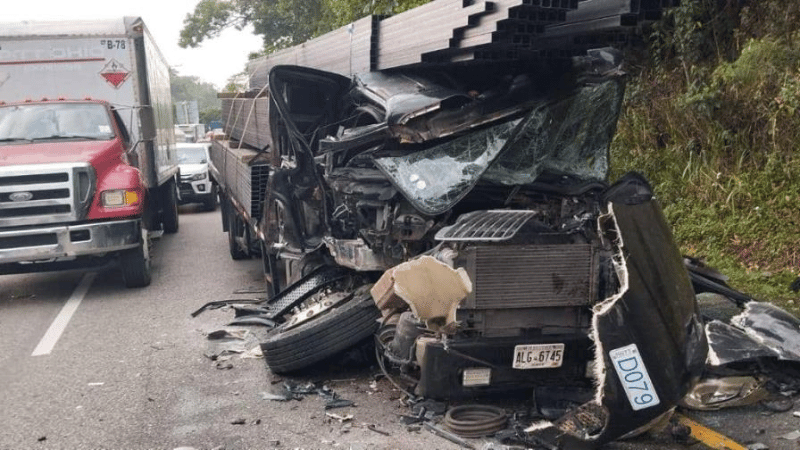 Accidente múltiple en Loma Miranda paraliza el tránsito en la autopista Duarte