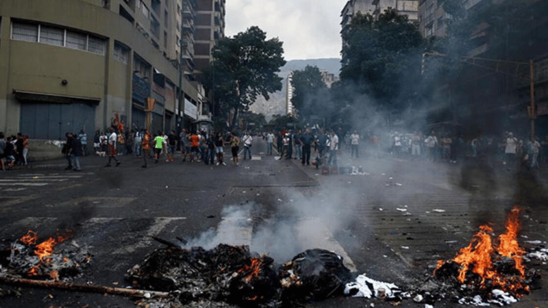 Caos y violencia en Puerto Príncipe tras incendios provocados por "Viv Ansanm"