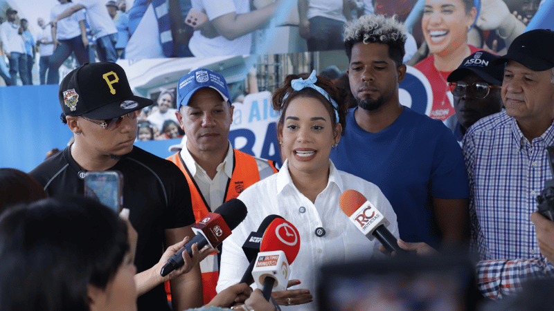 La Alcaldía en el Barrio llega hasta Ponce de Guaricanos y entrega becas educativas a través del ITLA