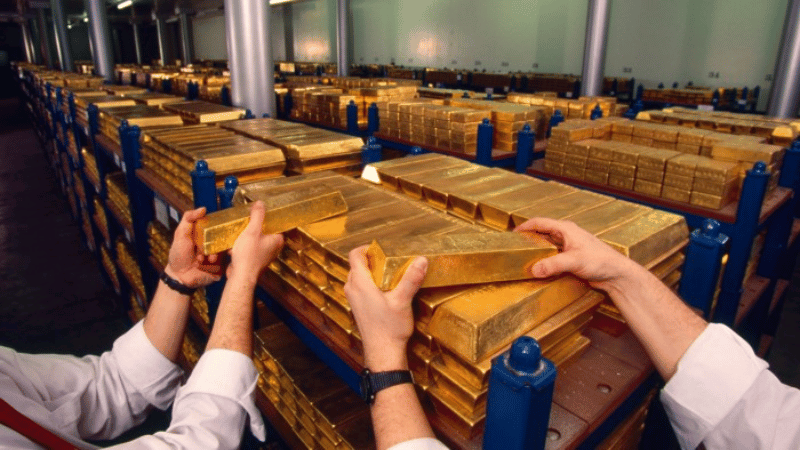 El oro alcanza nuevos récords y roza los 3,230 dólares por onza