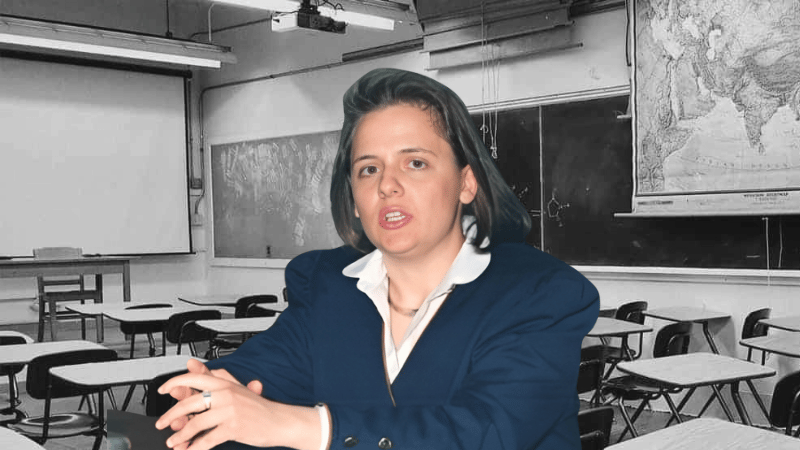 Profesora Italiana Despedida por 20 Años de Ausencia