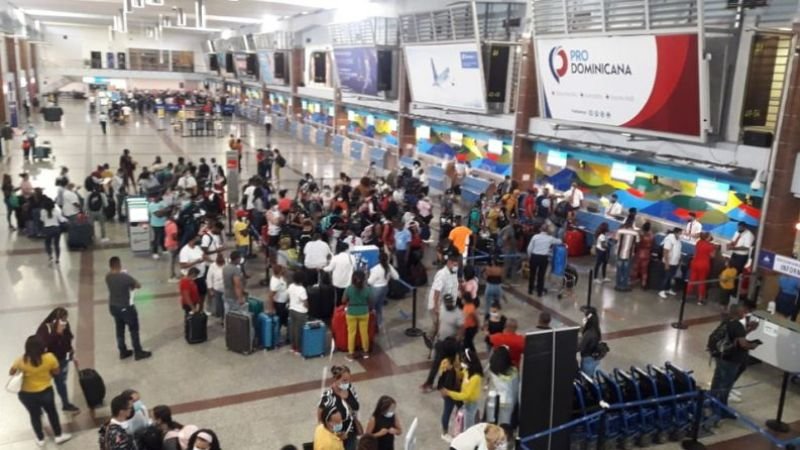 Colapso tecnológico en el AILA: sistema migratorio se detiene y causa confusión entre pasajeros