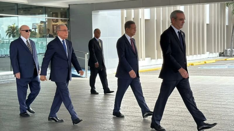 Los expresidentes dominicanos se reúnen con Abinader para dialogar sobre Haití