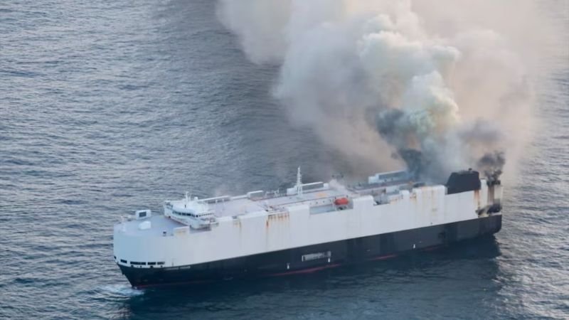 Marítima en el Pacífico: Buque con 3,000 Vehículos se Hundió tras Incendio