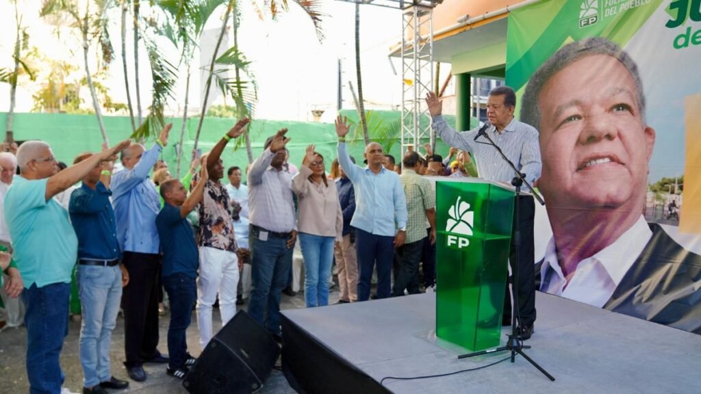Leonel Fernández lidera juramentación de cientos de nuevos miembros en Peravia, muchos provenientes del PLD