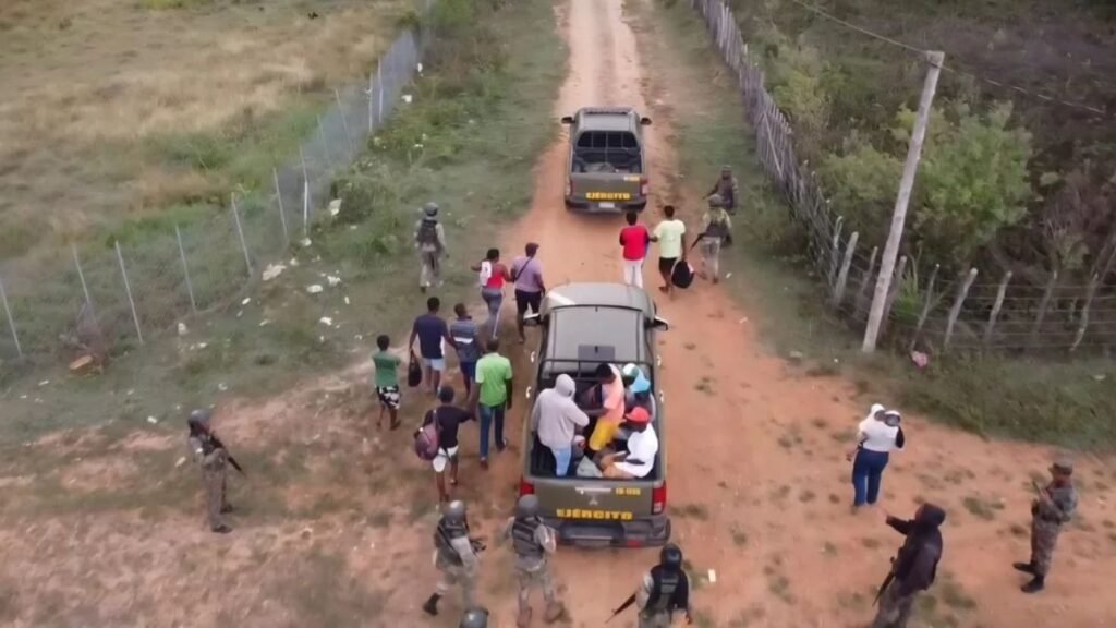 Operativo con drones del Ejército detecta y retiene a 53 personas en Montecristi