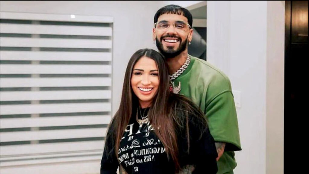 Anuel AA comparte escenario junto a su pareja durante evento de Billboard Latin Music Week