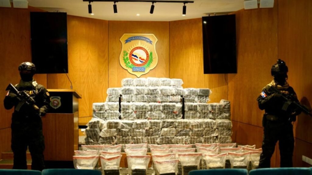 DNCD intercepta lancha con 650 paquetes de cocaína en las costas de Baní