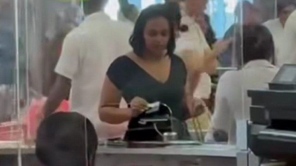 Video de mujer cambiando múltiples bonos del Gobierno en un comercio genera indignación y exige investigación inmediata