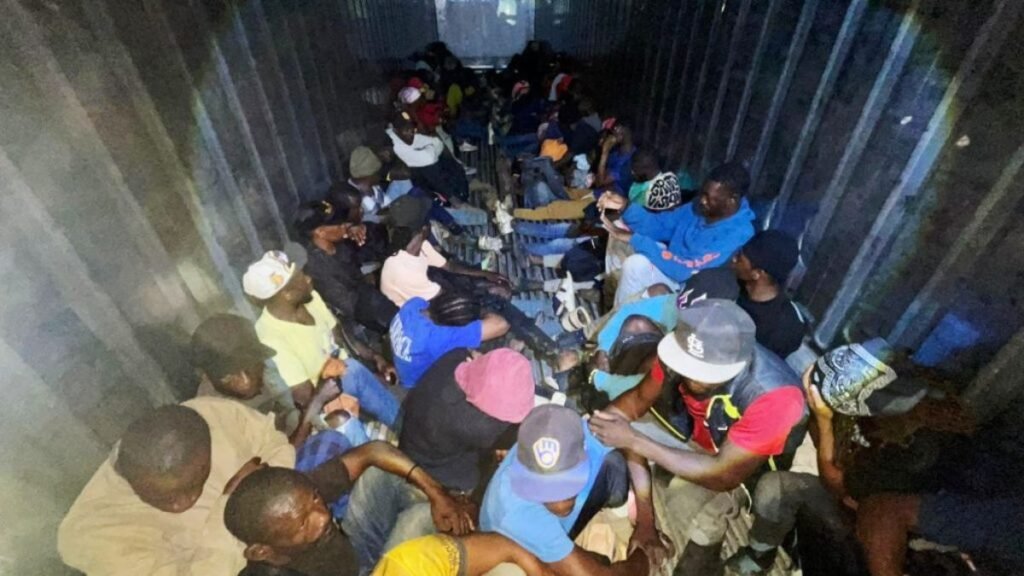 Capturan a 52 indocumentados escondidos dentro de un camión en Valverde