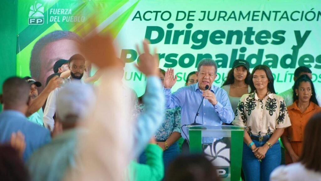 Leonel Fernández retoma agenda de juramentaciones de nuevos miembros de la Fuerza del Pueblo