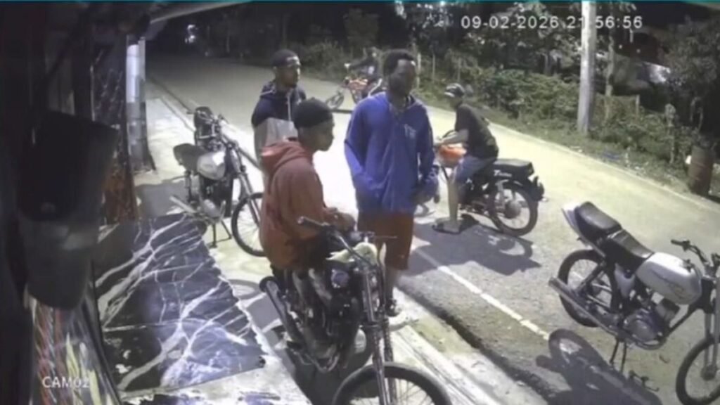 Video: Seis encapuchados armados asaltan a varias personas en San Cristóbal y desatan temor en el sector Los Montones