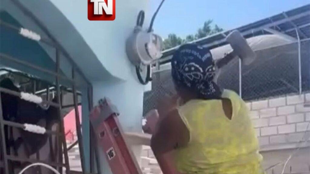 Mujer estalla por factura de RD$28 mil y destruye contador eléctrico en medio de reclamo