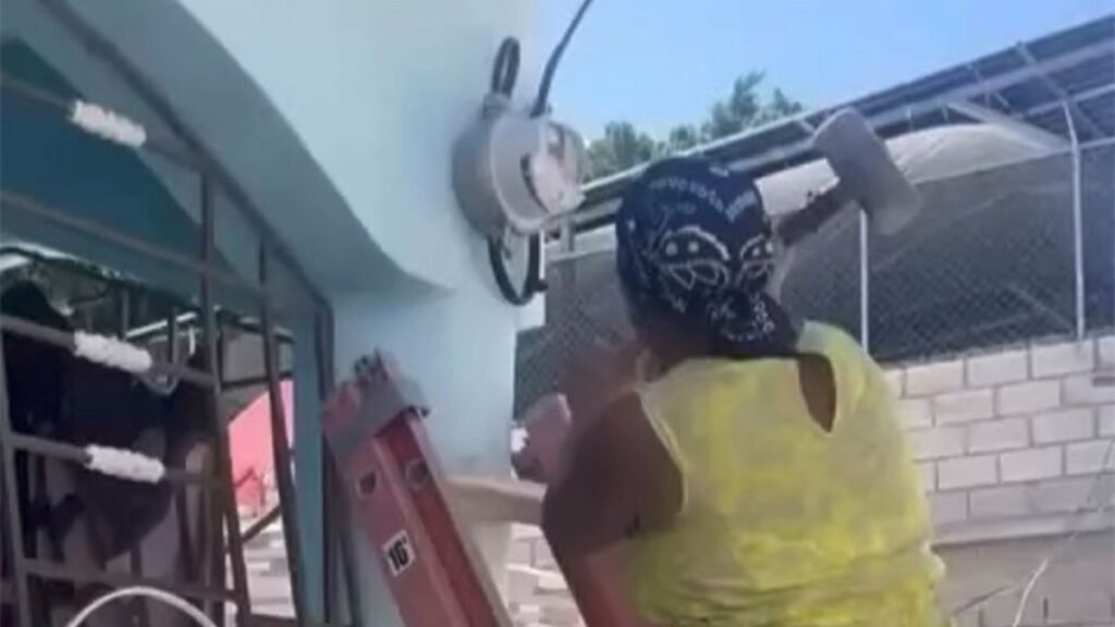 Mujer estalla por factura de RD$28 mil y destruye contador eléctrico en medio de reclamo