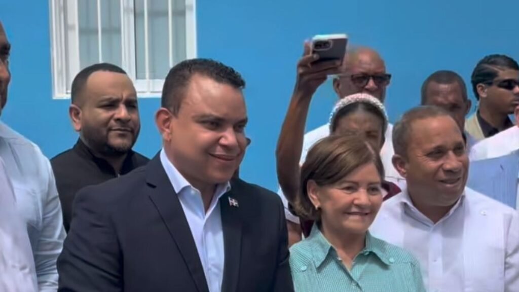 Vicepresidenta Raquel Peña, Julio César Landrón y Alfonzo Herasme inauguran centro remozado en El Limonal
