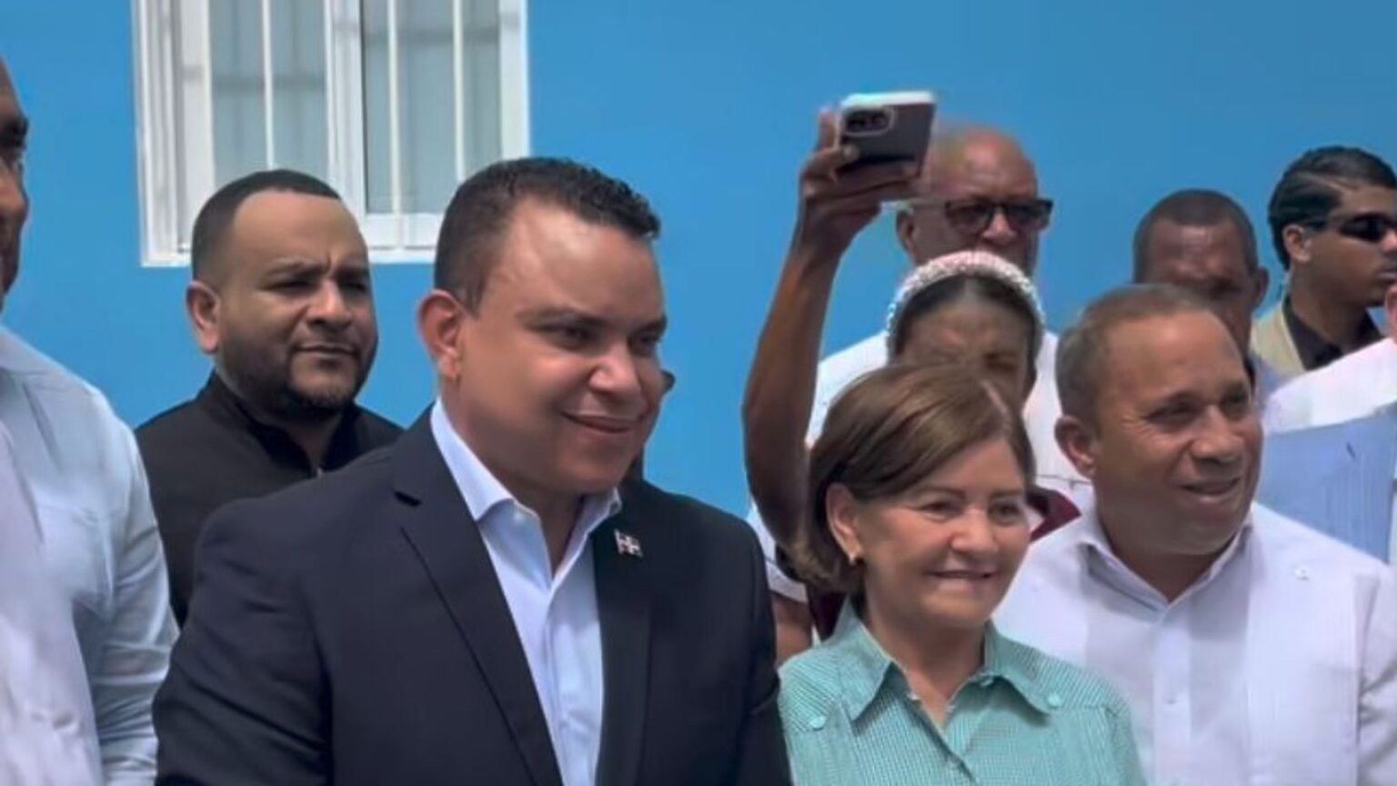Vicepresidenta Raquel Peña, Julio César Landrón y Alfonzo Herasme inauguran centro remozado en El Limonal