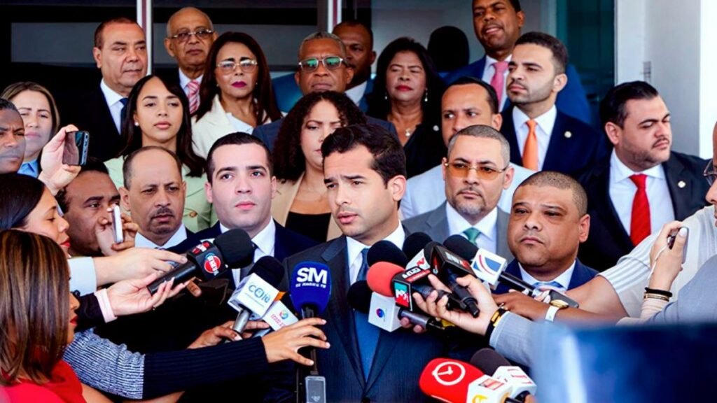 Oposición recurre al TC por suspensión de indexación del salario libre de ISR