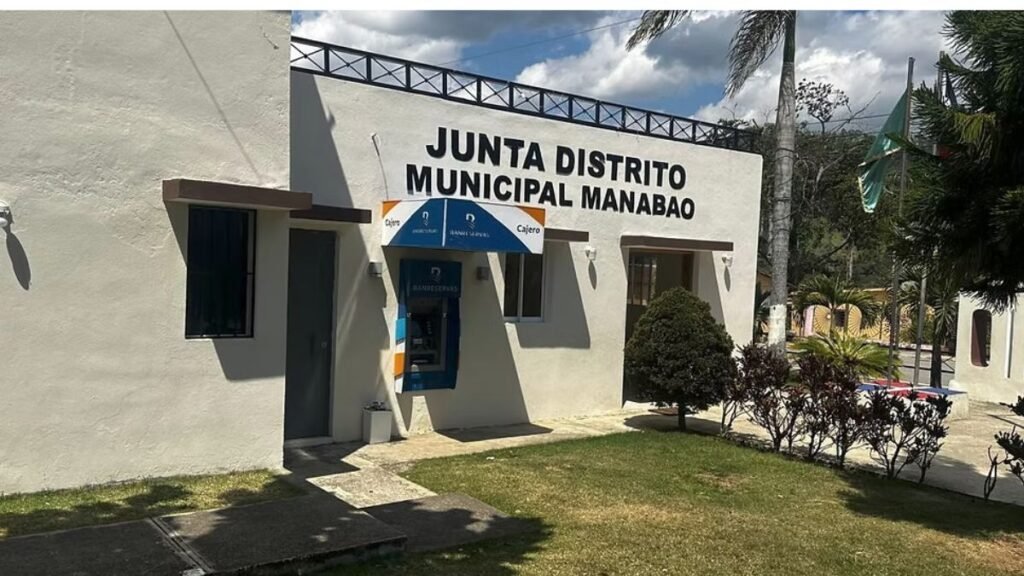 Querellan a tesorero del Ayuntamiento de Manabao por presunto manejo irregular de fondos