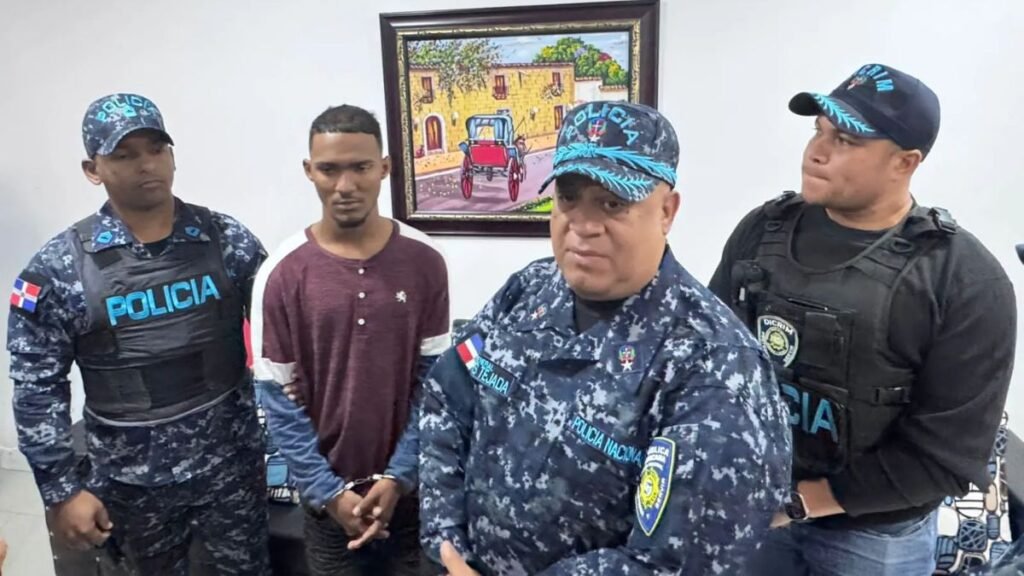 Se entrega a la Policía uno de los presuntos autores de arrebato captado en video viral en Santiago