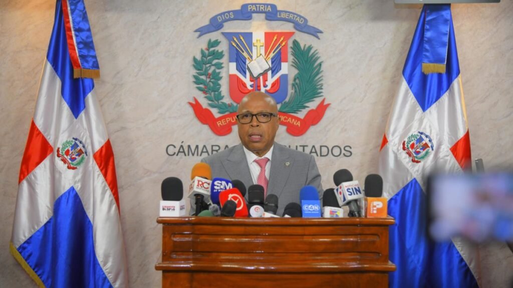 Pacheco advierte que guerra en Medio Oriente podría disparar combustibles y afectar economía dominicana