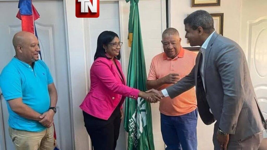 Vicealcaldesa de Los Alcarrizos renuncia al PRM y pasa a la Fuerza del Pueblo