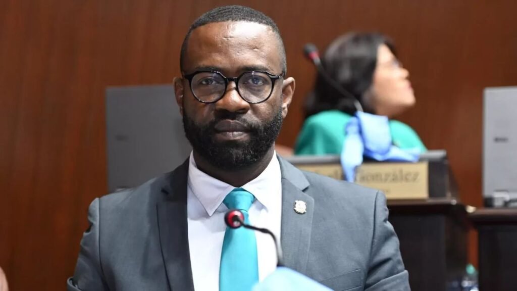 Diputado busca castigar hasta con cárcel a padres que no pagan pensión alimenticia y quitarles los derechos