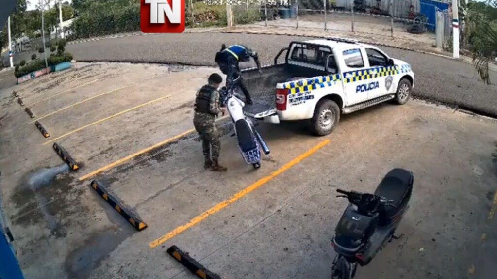 Video muestra policías llevándose motocicleta de parqueo sin que su dueño se percate en Cayetano Germosén