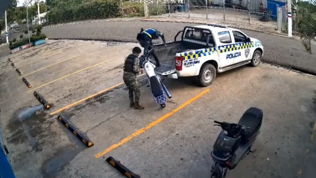 Video muestra policías llevándose motocicleta de parqueo sin que su dueño se percate en Cayetano Germosén