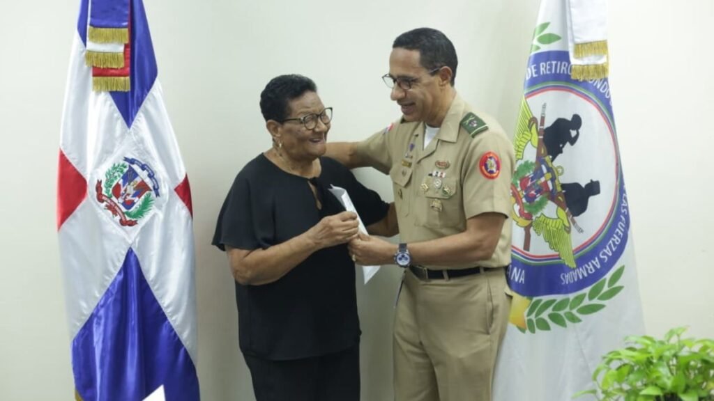 Defensa entrega décimo pago retroactivo de RD$9.3 millones a 158 pensionados militares