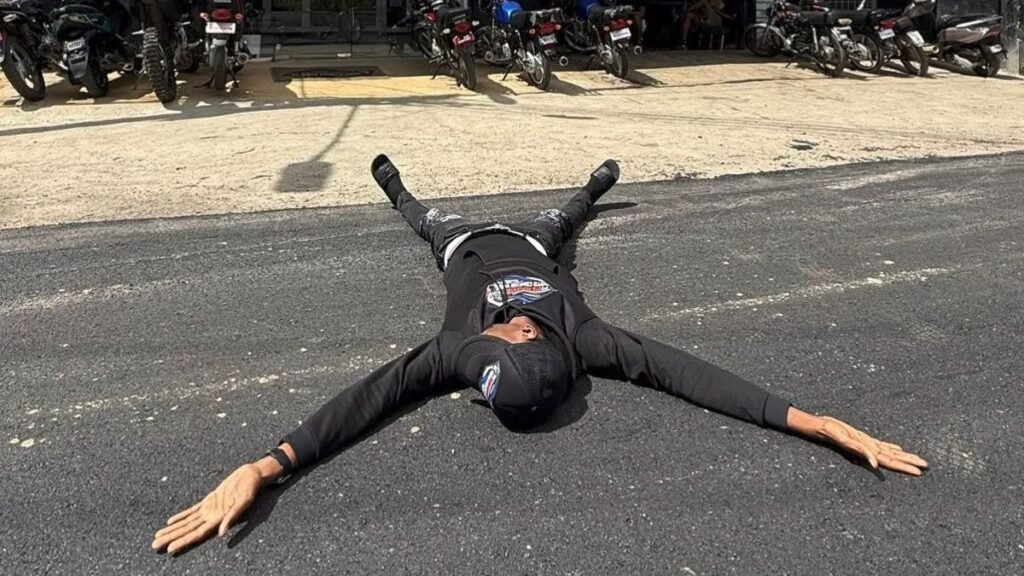 Asfaltan calle frente al negocio del “Chino del Motochoncho” tras insistente reclamo; protagonista cae al suelo en momento viral