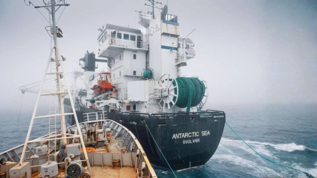 Acusan de “ataque terrorista” a activistas tras choque con barco pesquero en la Antártida