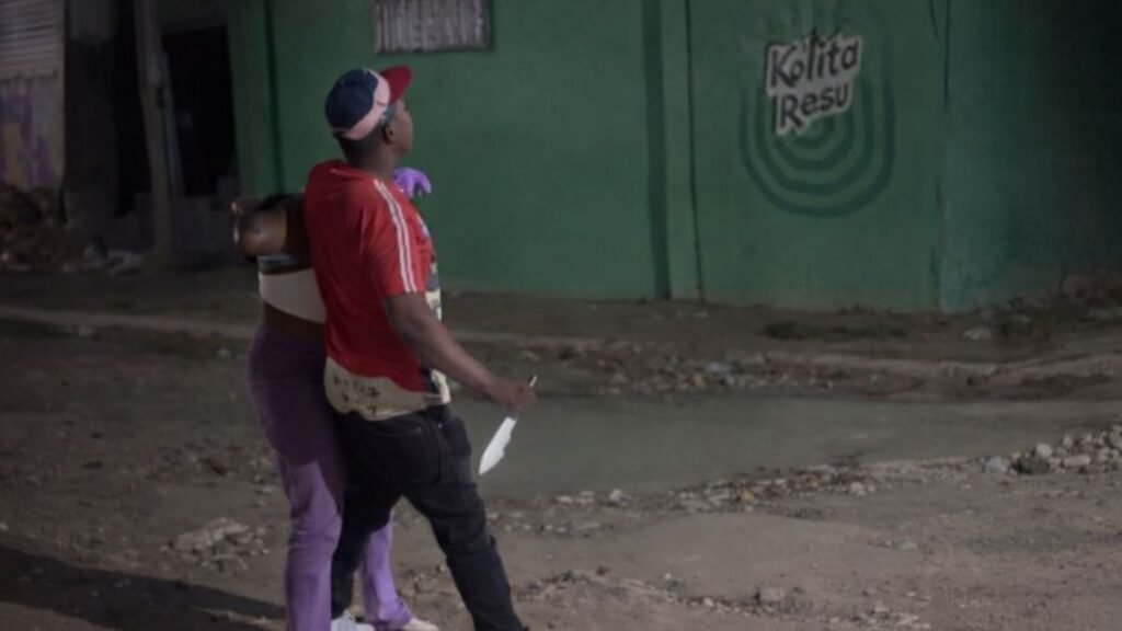 Video: Hombre toma a mujer como rehén para evitar ser agredido en San Pedro de Macorís