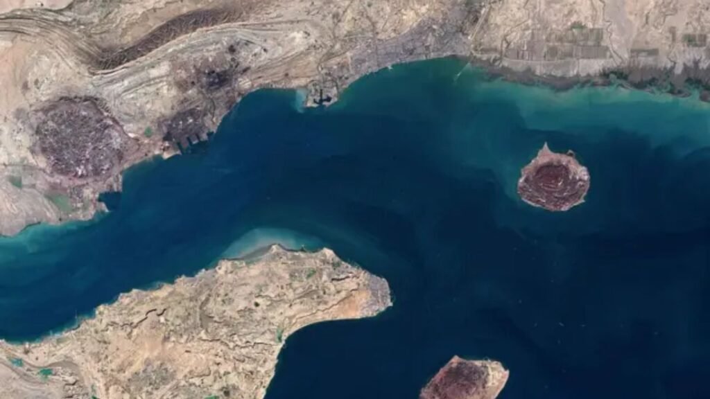 Se desploma el precio del petróleo tras reapertura del estrecho de Ormuz y alivio en tensiones internacionales