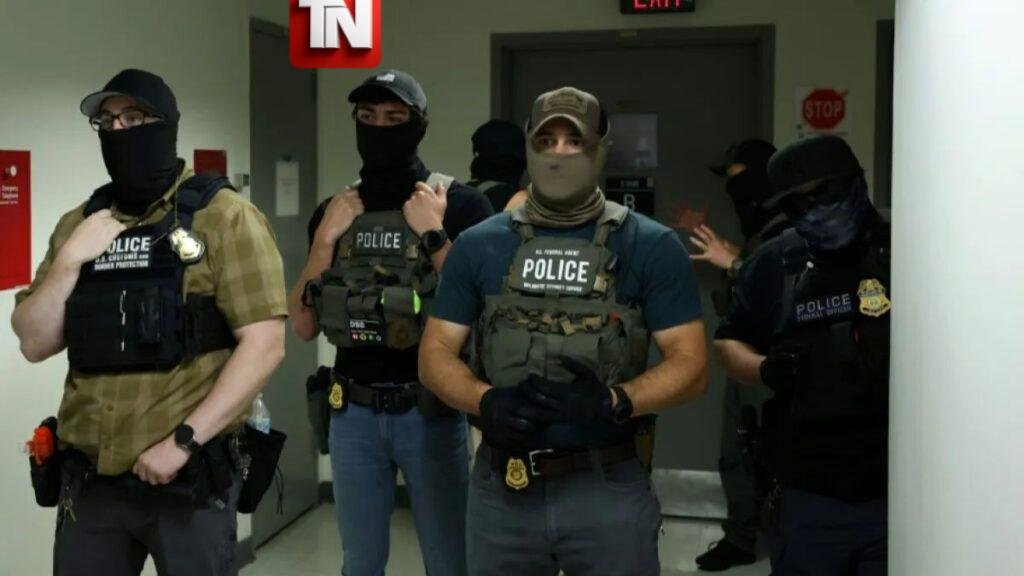 Juez de EE.UU. bloquea arrestos de ICE en tribunales de inmigración de Nueva York