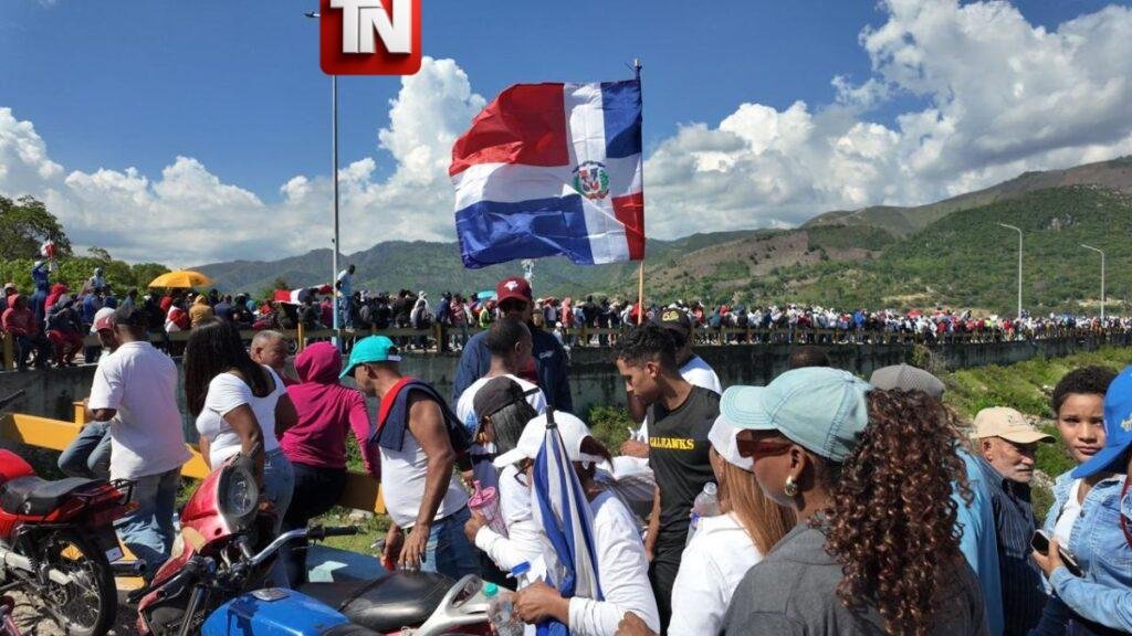 Multitud llega a la presa de Sabaneta en masiva marcha contra la minería en San Juan