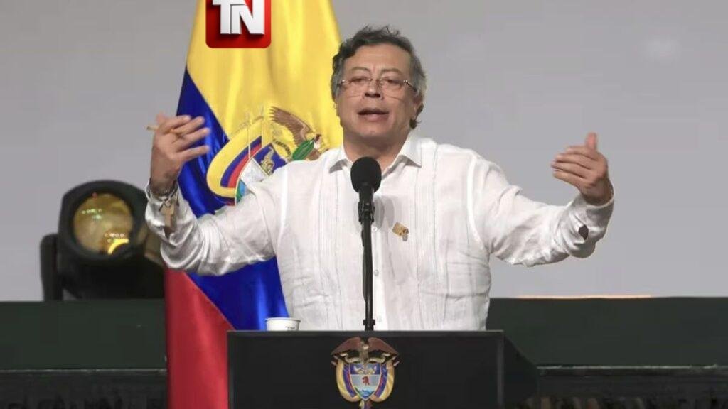 Petro afirma armas usadas contra civiles en el suroeste de Colombia estarían llegando desde Ecuador