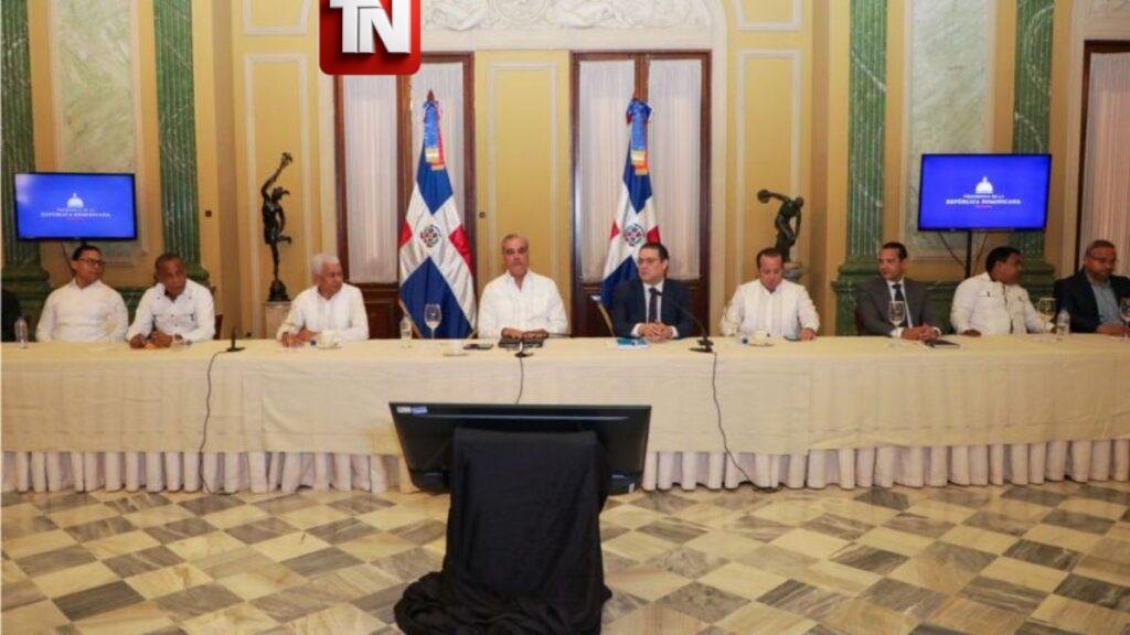 Gobierno crea mesa permanente con transportistas para frenar alza del pasaje