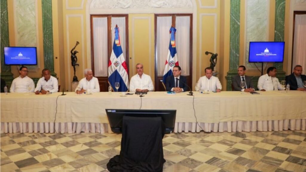 Gobierno crea mesa permanente con transportistas para frenar alza del pasaje