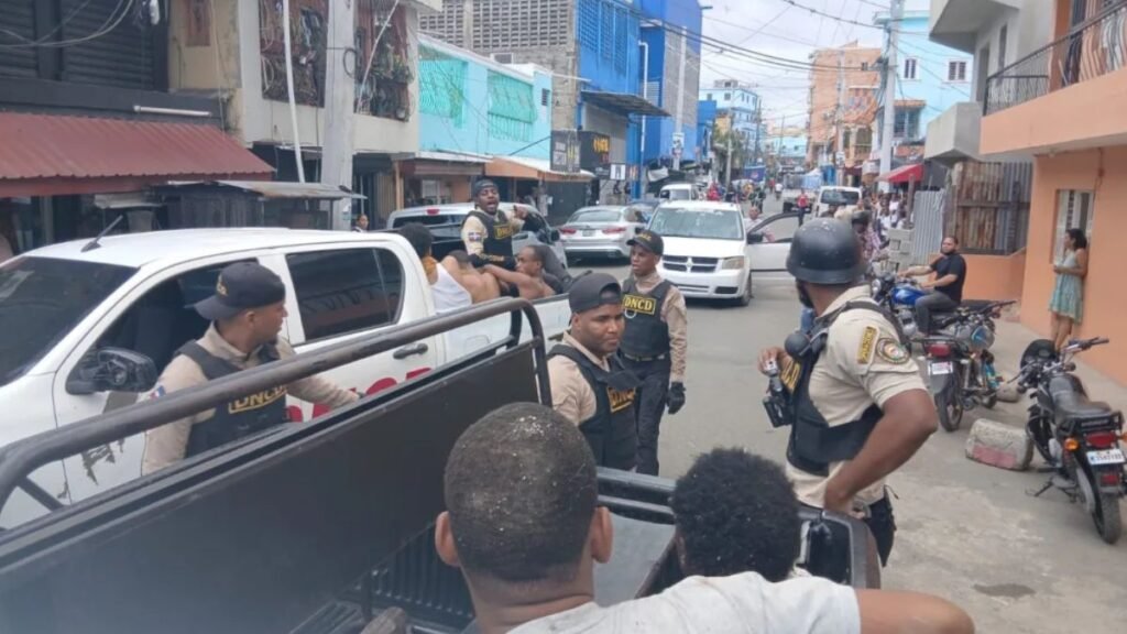 (Video)“Piperas” desatan violento enfrentamiento en Capotillo durante operativo de la DNCD; agentes fueron atacados con piedras y machetes