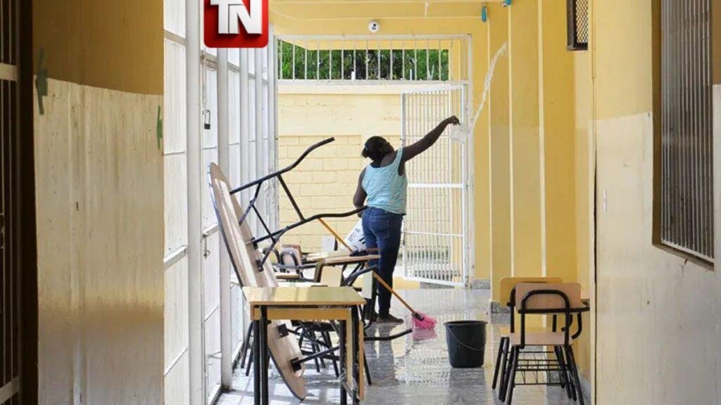 Porteros y conserjes de escuelas públicas denuncian atraso del “sueldo 14” y exigen respeto del MINERD
