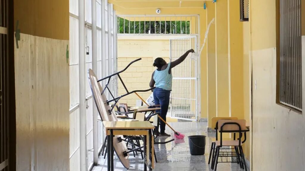 Porteros y conserjes de escuelas públicas denuncian atraso del “sueldo 14” y exigen respeto del MINERD