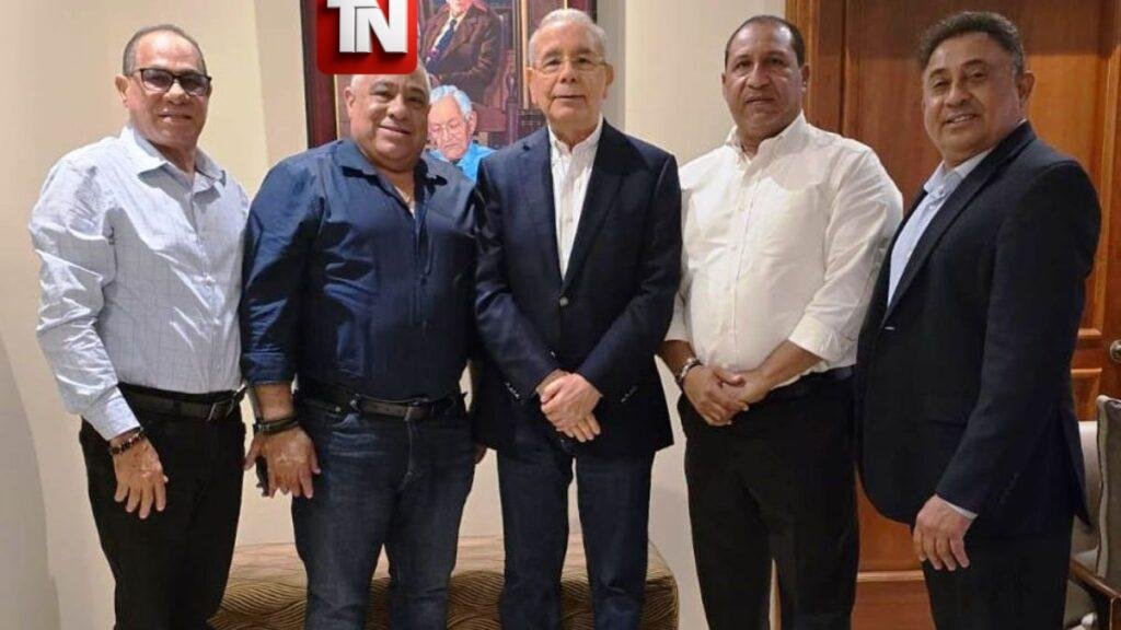 Danilo Medina juramenta dirigentes que retornan al PLD