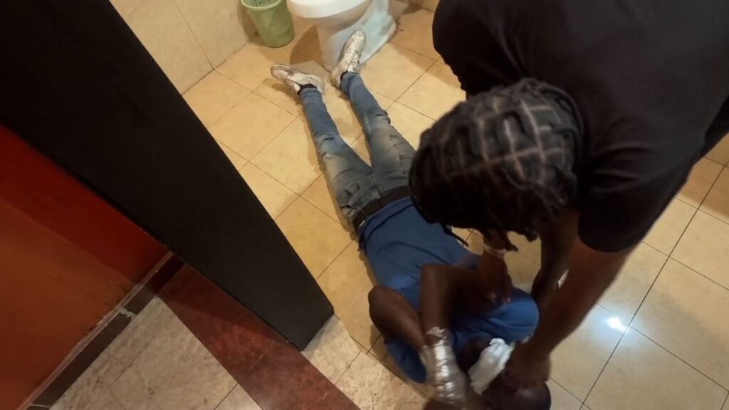 (Video) muestra brutal golpiza y tortura contra haitiano en una cabaña de Elías Piña