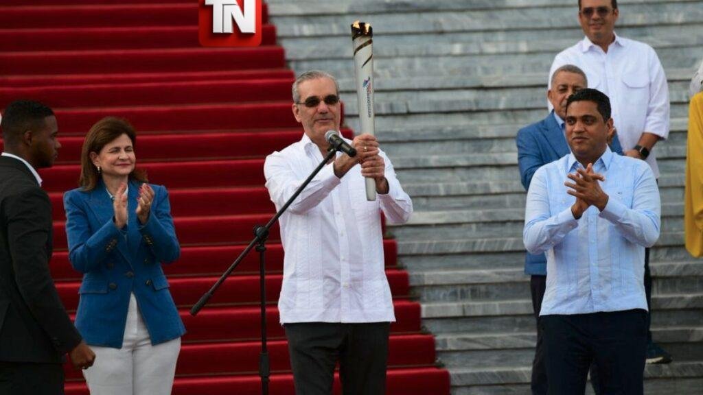 Abinader recibe la llama de los Juegos Centroamericanos y del Caribe Santo Domingo 2026