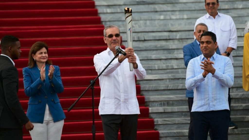 Abinader recibe la llama de los Juegos Centroamericanos y del Caribe Santo Domingo 2026