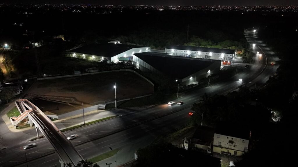 RD Vial instala más de mil luminarias en la 6 de Noviembre y Circunvalación de Baní