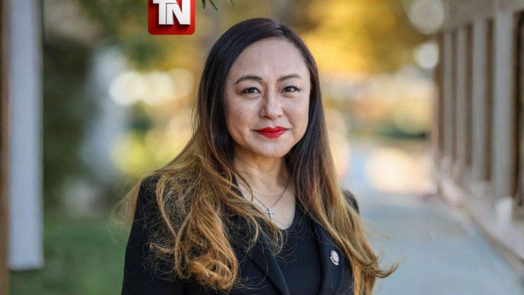 Alcaldesa de California admite trabajar ilegalmente para China y renuncia al cargo